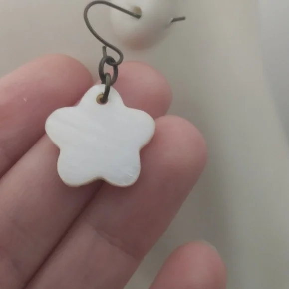 Mother‎ of pearl carved magnolia earrings E137